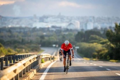 Un home anant amb bicicleta durant una prova esportiva.