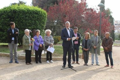 Imatge de l'ofrena floral i l'acte institucional.