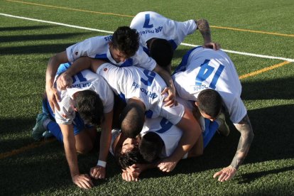 Los jugadores del Reus FC Reddis celebrando el gol de Sardà.