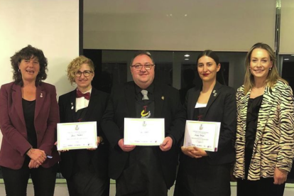 Toni Albiol, Anna Casabona i Marta Cortizas, finalistes del concurs a millor sommelier de Catalunya 2023 juntament amb la consellera Teresa Jordà i la presidenta de l'Associació de sommeliers de Catalunya, Anna Vicens.