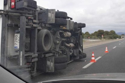 Imagen del camión accidentado volcado en la C-14 en Vila-seca.