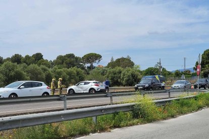 L'accident ha deixat inicialment a tres persones atrapades dins d'un dels vehicles.