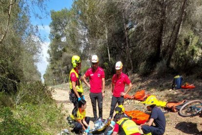 Els Bombers amb la ciclista accidentada a Tarragona.