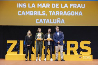 Els representants dels centres tarragonins recollint els premis aquest cap de setmana a Madrid.