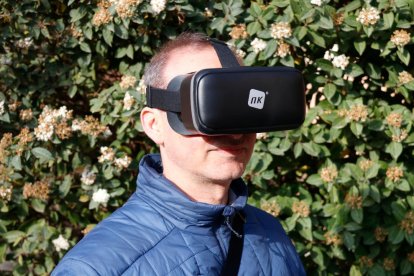 Uno de los técnicos de Vallsgenera con las gafas de realidad virtual con las que se trabajará la salud emocional de las personas mayores.