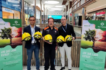 Parque Central ha dado cascos a Protecció Civil para hacer frente a los incendios este verano.