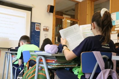 Imatge d'arxiu d'un grup d'alumnes fent classe a un centre educatiu.