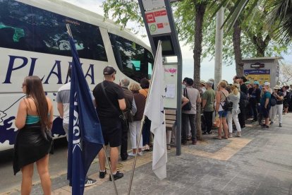 Ahir es van formar cues a la Rambla Vella per pujar al bus que tornava els passatgers al creuer.