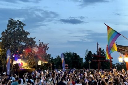 Persones ballant a la primera Pride Night de PortAventura World