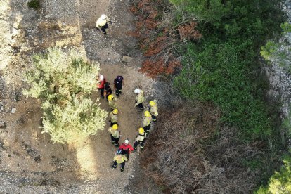 Els Bombers durant el dispositiu de cerca per localitzar el suís de 58 anys desaparegut a Tortosa des de diumenge.