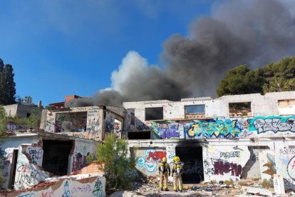 El fuego se produjo esta mañana en un edificio abandonado del Vendrell.