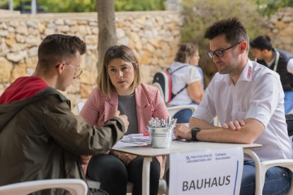 Els estudiants de la URV es van apropar als estands del centenar d'empreses ubicades al campus.