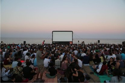 Imatge d'arxiu d'una jornada de la mostra 'Cinema Lliure a la Platja'.