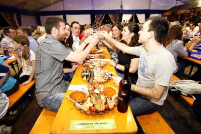 Los visitantes de la Gran Fiesta del Marisco podrán participar en el espectáculo del «Conxuro de la Queimada».