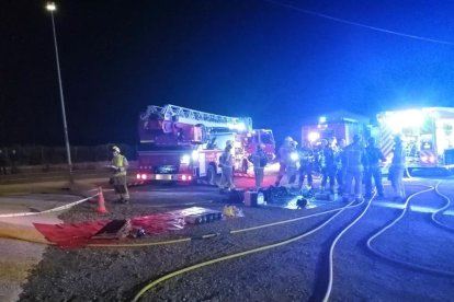 Los Bombers durante el incendio de tres vehículos en una empresa de fruta y verduras de Riudoms.