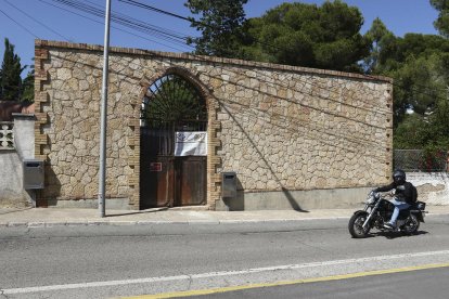 Imatge d'arxiu de la façana del Cementiri dels Jans, al passeig de Rafael Casanova.