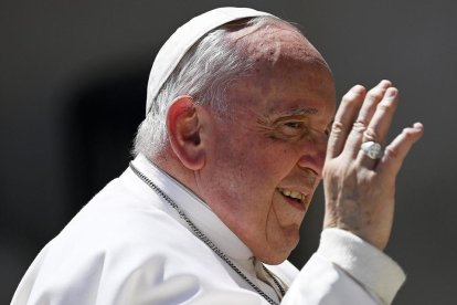 El Papa Francisco saluda a los fieles durante la Audiencia General en la plaza de Sant Pere