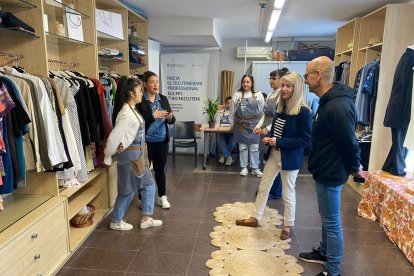 Los estudiantes han puesto en práctica los conocimientos para gestionar la recogida de ropa.