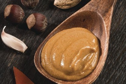 La cocina marinera de Cambrils pone como protagonista al romesco en los restaurantes locales que ofrecen menús con esta salsa como ingrediente principal para revindicar las raíces de la cocina catalana.