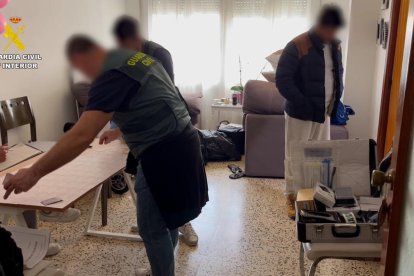 El detenido estafó 85.000 euros enviando mensajes fraudulentos.