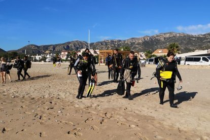 Imatge d'arxiu d'una jornada de neteja de platges de l'Hospitalet de l'Infant.