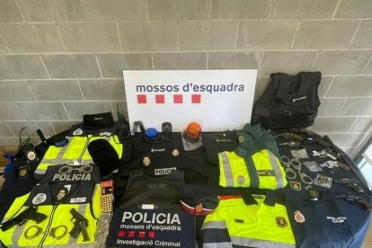 Els uniformes falsos que feien servir els membres del grup criminal per fer-se passar per agents.