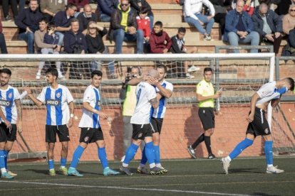 Els jugadors del Reus FC Reddis i la UE Valls disputant-se la pilota en el partit de la primera volta.