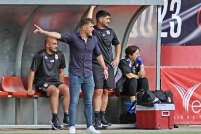 Ferran Costa dirigint un partit del CE Manresa aquesta temporada a Segona Federació.