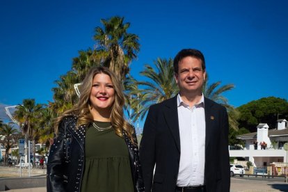 Imatge de Natàlia Pleguezuelos amb Oliver Klein, alcalde de Cambrils.