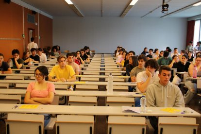 Estudiantes esperando para realizar los exámenes de selectividad en el campus Catalunya de la URV.