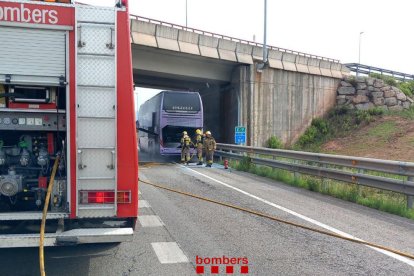 El incendio de un bus escolar ha obligado a evacuar a 74 niños y 8 adultos.