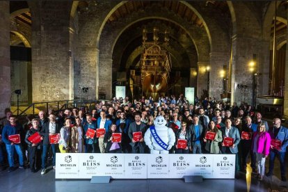 Foto de familia dels propietaris dels restaurants reconeguts a la Guia MICHELÍN 2023.