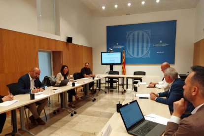 Els alcaldes d'Alcanar, Amposta i la Ràpita, a la dreta, en la reunió amb la direcció general d'Agenda i Renovació Urbana.