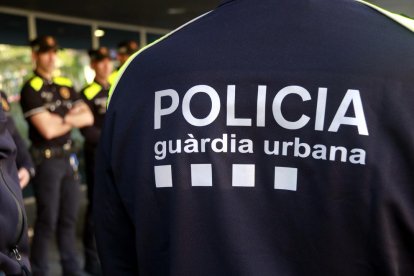 Part de l'esquena del nou uniforme de la Guàrdia Urbana de Lleida.