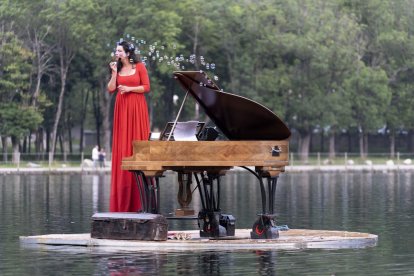 Imatge de l'espectacle protagonitzat per la cantant i pianista Violette Prevost.