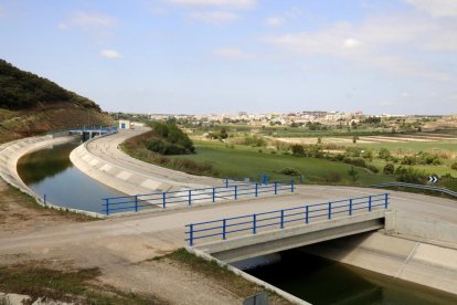 El canal a l'altural del Talladell, amb Tàrrega al fons.