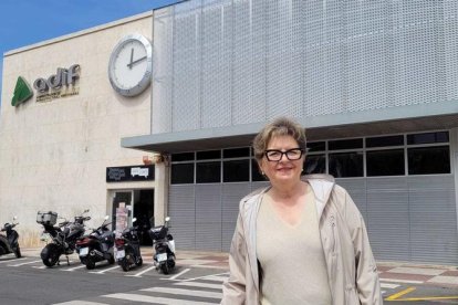 Imatge de Teresa Pallarés, alcaldable de Junts a Reus, a l'estació de ferrocarril.