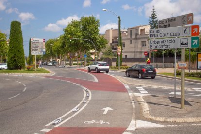 El carril bici de l'avinguda Sant Bernat Calvó des de la plaça del Santuari de Misericòrdia.