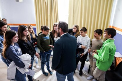 El conseller Juli Fernàndez conversant amb alumnes de l'institut escola del Perelló.