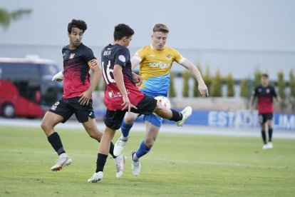 Pol Domingo durant el partit contra la Nucía de la primera volta a l'Estadi Camilo Cano.