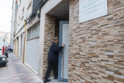 Cada tarda se celebra un 'iftar' solidari a Sant Pere i Sant Pau.