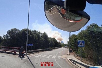 Los Bombers trabajan en un incendio en Reus cerca de la T-11.