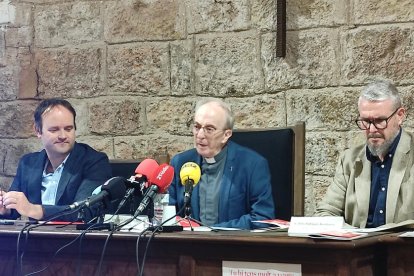 El director de Càritas Tortosa, l'administrador diocesà en seu vacant i l'administrador de Càritas Tortosa, en la presentació de la Memòria 2022.