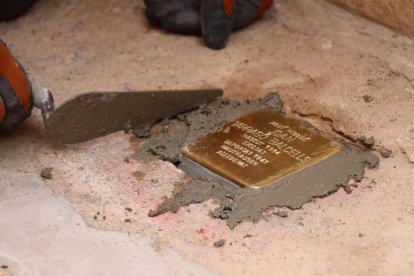 Momento de la colocación de un adoquín stolpersteine ​​en la calle Portal del Carro número 10 de Tarragona.