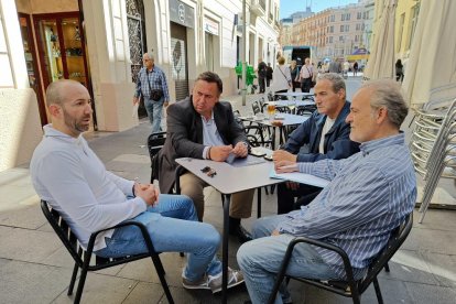 El presidente de la Plataforma Pro-Quitando, Marc Guasch, el candidato a la alcaldía por Valientes, Robert Hernández, Pedro Sánchez (número 6) y Carlos Calderón (número 2).