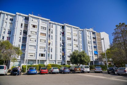 Imatge d'arxiu del bloc d'edificis blau del barri de Campclar de Tarragona.