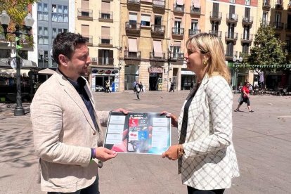 Rubén Viñuales, cap de llista, i Montse Adan, número 2, presentant l'aplicació.