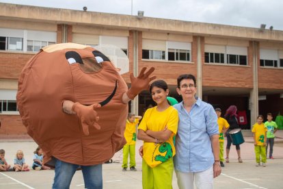 La Negreta con Zoe Lozano, la alumna que la ha diseñado.