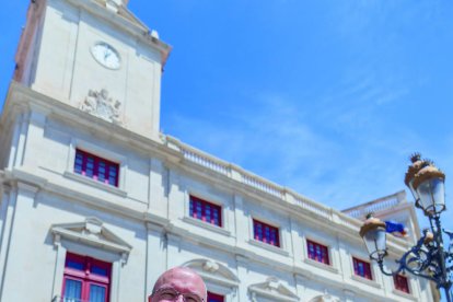 Pellicer, a la plaça del Mercadal, davant de l'Ajuntament.