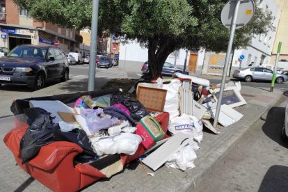 Imatge d'alguns dels objectes que va llençar el denunciat.